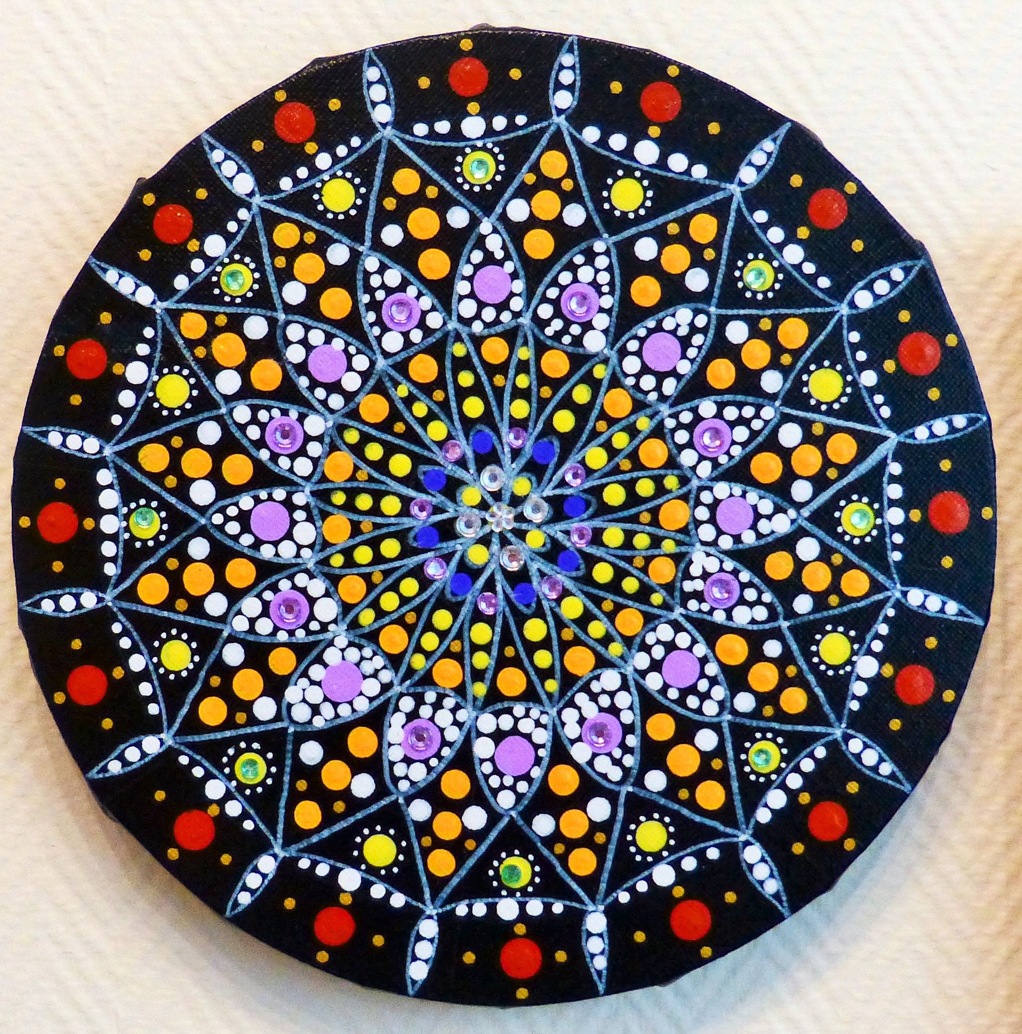 MANDALA DE MEDITATION (diamètre 20cm) acrylique sur toile et strass